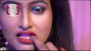 indian beauty in gorgeous Saree loves to have some fun with her new boy friend Video